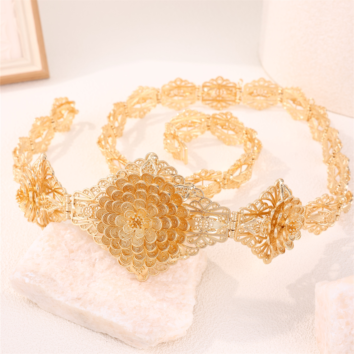 Retro Bride Carved Chatelaine  - French Vintage Fashion avis et prix